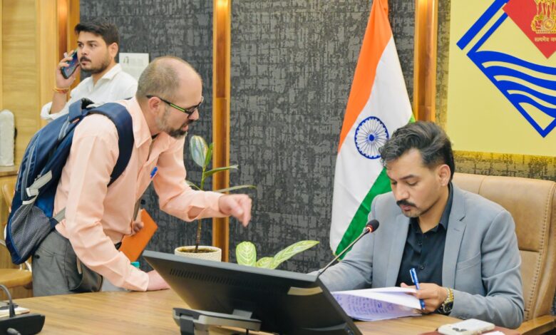 अपनों की प्रताड़ना से टूटे बुजुर्ग, न्याय की आस में पहुंचे समाधान दिवस अपनों की प्रताड़ना से टूटे बुजुर्ग, न्याय की आस में पहुंचे समाधान दिवस