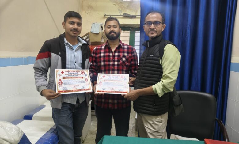 रक्त की कमी से जूझ रही महिला की मदद को आगे आए गोपेश्वर के युवा रक्त की कमी से जूझ रही महिला की मदद को आगे आए गोपेश्वर के युवा