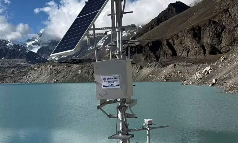 15,000 फीट पर पहली बार लगा अलर्ट सिस्टम, ग्लेशियल झील से बाढ़ के खतरे पर रहेगी पैनी नजर 15,000 फीट पर पहली बार लगा अलर्ट सिस्टम, ग्लेशियल झील से बाढ़ के खतरे पर रहेगी पैनी नजर