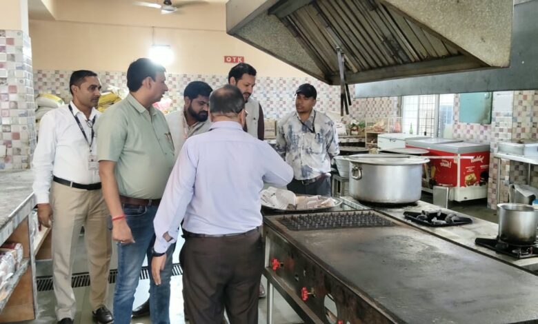 धामी सरकार में खाद्य सुरक्षा को लेकर सख्ती, दून मेडिकल कॉलेज और देवभूमि यूनिवर्सिटी के मेस-कैफेटेरिया बंद करने के निर्देश धामी सरकार में खाद्य सुरक्षा को लेकर सख्ती, दून मेडिकल कॉलेज और देवभूमि यूनिवर्सिटी के मेस-कैफेटेरिया बंद करने के निर्देश