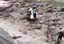 देवप्रयाग में सड़क दुर्घटना: गहरी खाई में गिरी वैगनआर कार, तीन घायल; एसडीआरएफ ने दो मृतकों के शव राफ्ट के सहारे नदी पार कर देवप्रयाग पहुंचाए