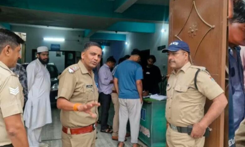 कलियर में युटुयूबर का शव गेस्ट हाउस के कमरे में पंखे से लटका मिला कलियर में युटुयूबर का शव गेस्ट हाउस के कमरे में पंखे से लटका मिला