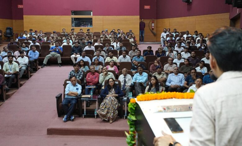 योजना के सफल क्रियान्वयन के लिए विभागीय समन्वय एवं जनसहभागिता जरूरी: खजानदास योजना के सफल क्रियान्वयन के लिए विभागीय समन्वय एवं जनसहभागिता जरूरी: खजानदास