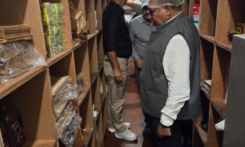 देहरादून में खाद्य सुरक्षा विभाग की छापेमारी, नामी रेस्टोरेंटों से लिए चार नमूने देहरादून में खाद्य सुरक्षा विभाग की छापेमारी, नामी रेस्टोरेंटों से लिए चार नमूने