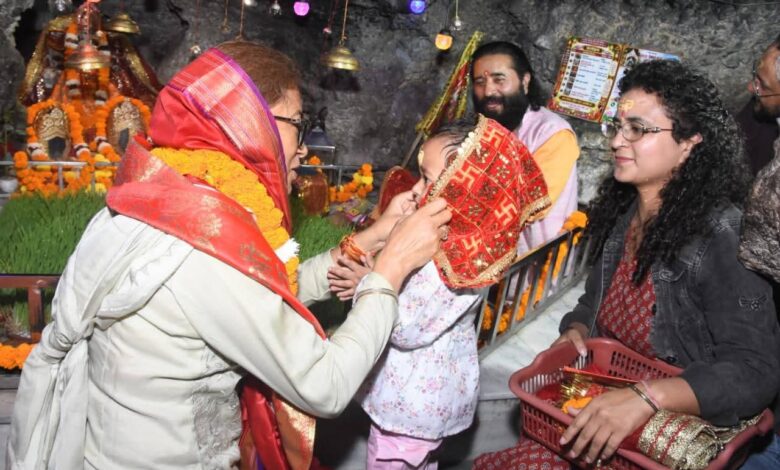 शारदीय नवरात्रि पूजा अनुष्ठान में किया गया कन्याओं का विशेष पूजन, कैबिनेट मंत्री रेखा आर्य ने लिया भाग शारदीय नवरात्रि पूजा अनुष्ठान में किया गया कन्याओं का विशेष पूजन, कैबिनेट मंत्री रेखा आर्य ने लिया भाग