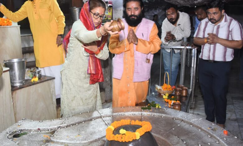 कैबिनेट मंत्री रेखा आर्या ने दुर्गाष्टमी पर मां भगवती और महादेव की कि पूजा-अर्चना,प्रदेश एवं देश की सुख-समृद्धि की कामना की कैबिनेट मंत्री रेखा आर्या ने दुर्गाष्टमी पर मां भगवती और महादेव की कि पूजा-अर्चना,प्रदेश एवं देश की सुख-समृद्धि की कामना की