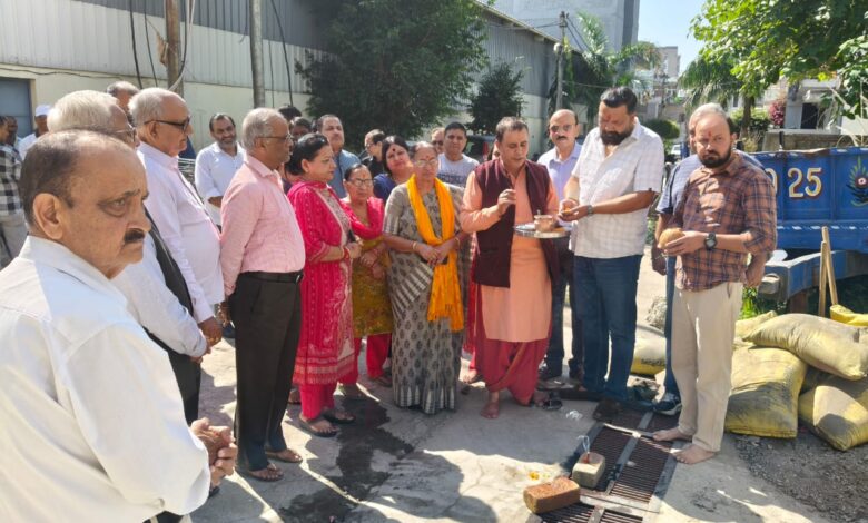 कैंट विधायक सविता कपूर ने सी.सी.सड़क निर्माण कार्य का किया शिलान्यास कैंट विधायक सविता कपूर ने सी.सी.सड़क निर्माण कार्य का किया शिलान्यास