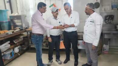 त्योहारी सीजन में खाद्य सुरक्षा विभाग का एक्शन तेज, राजपुर रोड के नामी कैफे-रेस्टोरेंट में छापेमारी त्योहारी सीजन में खाद्य सुरक्षा विभाग का एक्शन तेज, राजपुर रोड के नामी कैफे-रेस्टोरेंट में छापेमारी