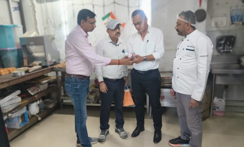 त्योहारी सीजन में खाद्य सुरक्षा विभाग का एक्शन तेज, राजपुर रोड के नामी कैफे-रेस्टोरेंट में छापेमारी त्योहारी सीजन में खाद्य सुरक्षा विभाग का एक्शन तेज, राजपुर रोड के नामी कैफे-रेस्टोरेंट में छापेमारी