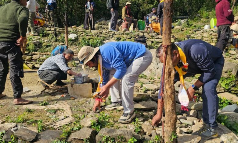 बाबा रुद्रनाथ की यात्रा से लौटते हुए जवानों ने दिया स्वच्छता का संदेश, ल्वीटी बुग्याल में चलाया सफाई अभियान बाबा रुद्रनाथ की यात्रा से लौटते हुए जवानों ने दिया स्वच्छता का संदेश, ल्वीटी बुग्याल में चलाया सफाई अभियान