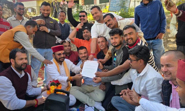 विधायक के आश्वासन पर आठवें दिन समाप्त हुआ धरना, मांगें पूरी नहीं होने पर पुनः आंदोलन की चेतावनी विधायक के आश्वासन पर आठवें दिन समाप्त हुआ धरना, मांगें पूरी नहीं होने पर पुनः आंदोलन की चेतावनी