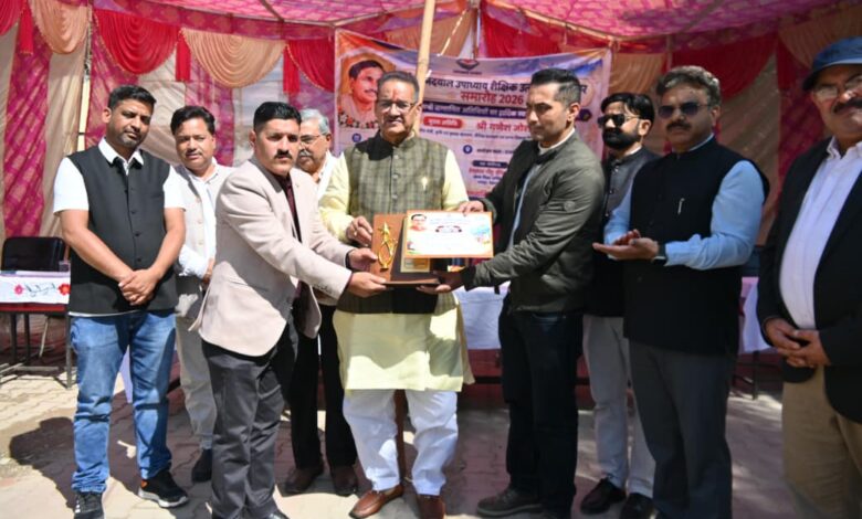 कैबिनेट मंत्री गणेश जोशी ने मेधावी छात्र-छात्राओं को पंडित दीनदयाल उपाध्याय शैक्षिक उत्कृष्टता पुरस्कार से किया सम्मानित कैबिनेट मंत्री गणेश जोशी ने मेधावी छात्र-छात्राओं को पंडित दीनदयाल उपाध्याय शैक्षिक उत्कृष्टता पुरस्कार से किया सम्मानित