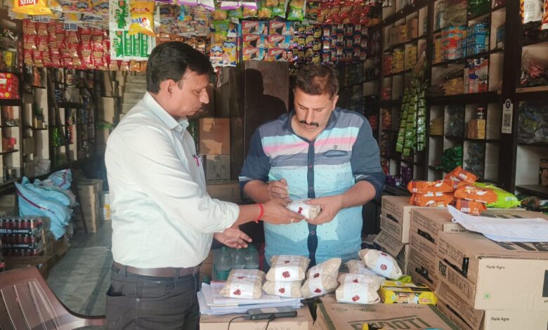 त्योहारी सीजन में खाद्य संरक्षा विभाग का बड़ा अभियान, मिठाइयों से मिड-डे मील तक 32 नमूने जांच को भेजे त्योहारी सीजन में खाद्य संरक्षा विभाग का बड़ा अभियान, मिठाइयों से मिड-डे मील तक 32 नमूने जांच को भेजे