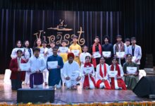 विद्यार्थियों के मधुर-मनमोहक सुरों और वाद्य संगीत के संगम से महक उठी विरासत साधना विद्यार्थियों के मधुर-मनमोहक सुरों और वाद्य संगीत के संगम से महक उठी विरासत साधना