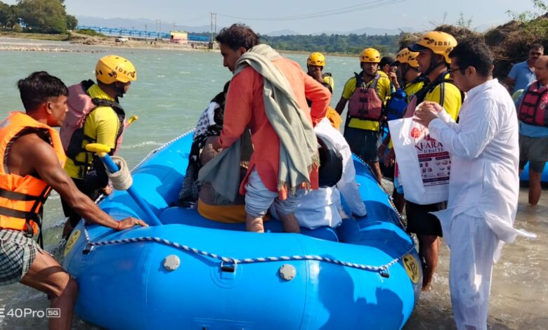 हरिद्वार, भीमगोड़ा बैराज से जलस्तर बढ़ने पर टापू पर फंसे 30 से 35 लोगों का SDRF ने संयुक्त अभियान चलाकर किया सकुशल रेस्क्यू