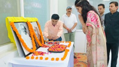 गांधी और शास्त्री के आदर्शों पर चलने का लिया संकल्प गांधी और शास्त्री के आदर्शों पर चलने का लिया संकल्प
