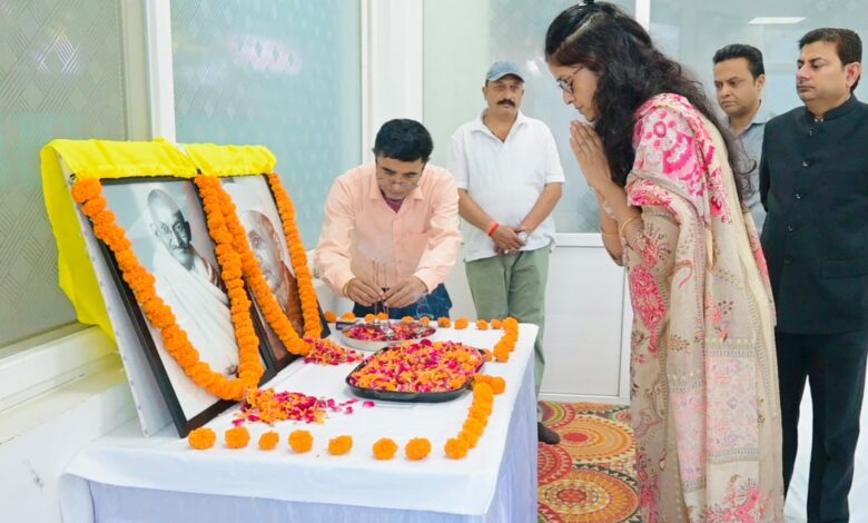 गांधी और शास्त्री के आदर्शों पर चलने का लिया संकल्प गांधी और शास्त्री के आदर्शों पर चलने का लिया संकल्प