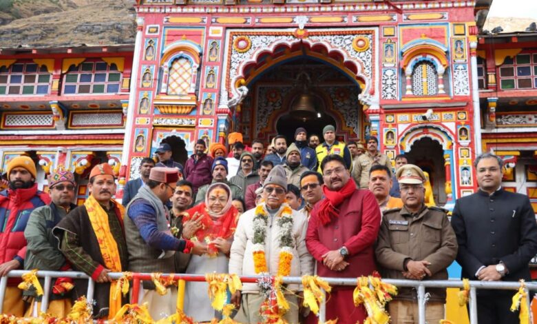 महामहिम राज्यपाल ने किए भगवान बद्री विशाल के दर्शन, देश-प्रदेश की सुख-समृद्धि एवं खुशहाली की कामना की महामहिम राज्यपाल ने किए भगवान बद्री विशाल के दर्शन, देश-प्रदेश की सुख-समृद्धि एवं खुशहाली की कामना की
